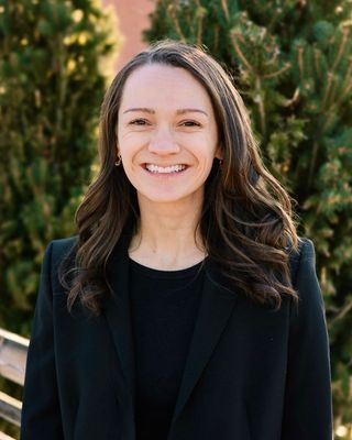 Maria Ionescu - Specialist Investiții Termen Scurt